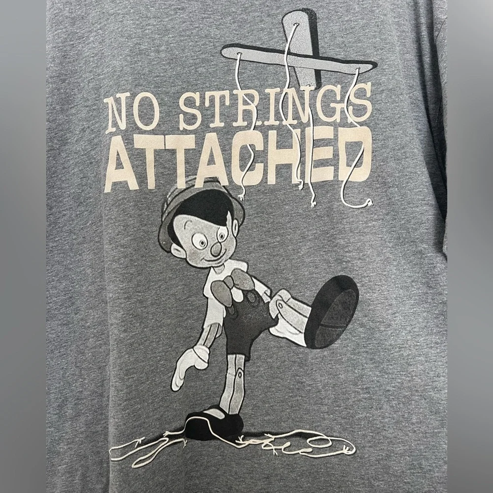 Disney Pinocchio Gray T-Shirt “no strings attached” - Picture 2 of 3